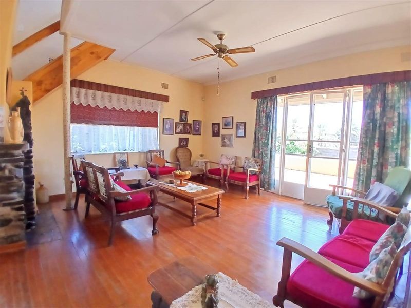 Spacious Family Home with Dual Lofts Expansive Yard - Photo 4