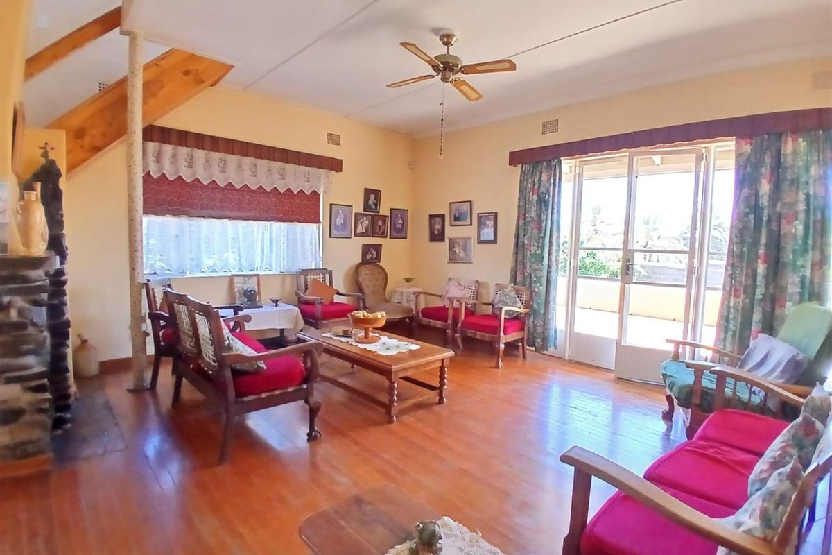 Spacious Family Home with Dual Lofts Expansive Yard - Photo 4