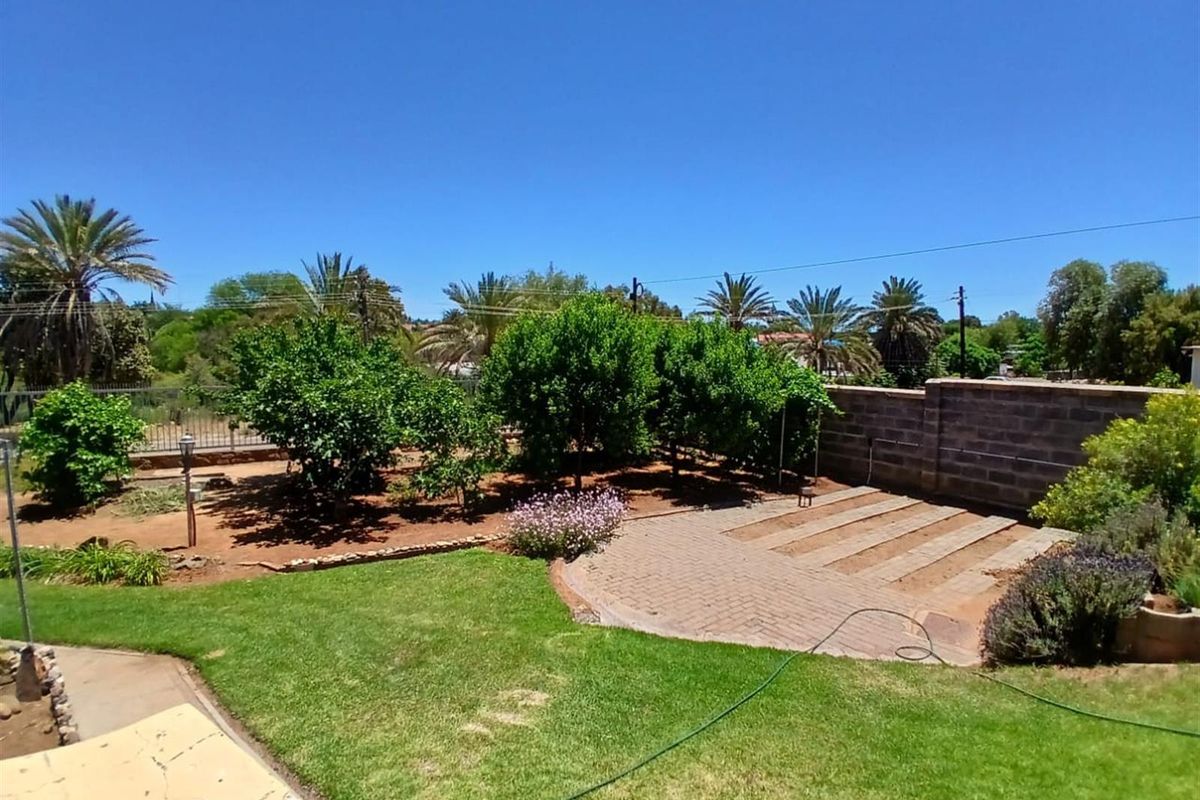 Spacious Family Home with Dual Lofts Expansive Yard - Photo 2