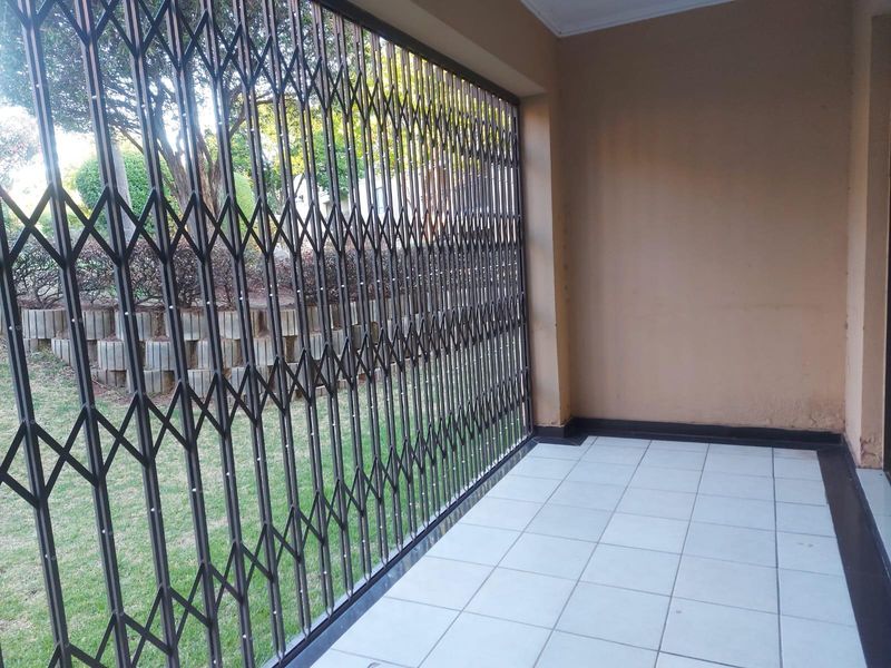 Apartment For Sale in Johannesburg - Photo 7