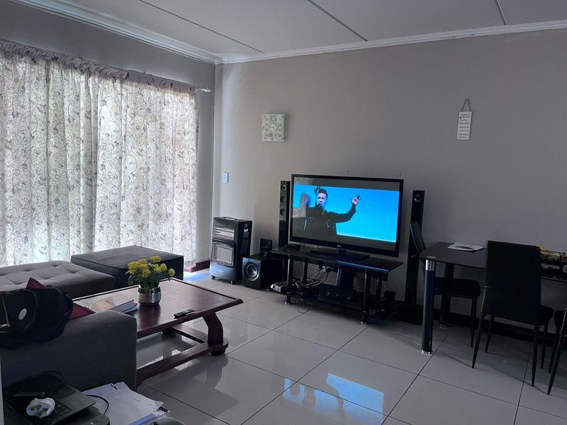 Apartment For Sale in Johannesburg - Photo 8