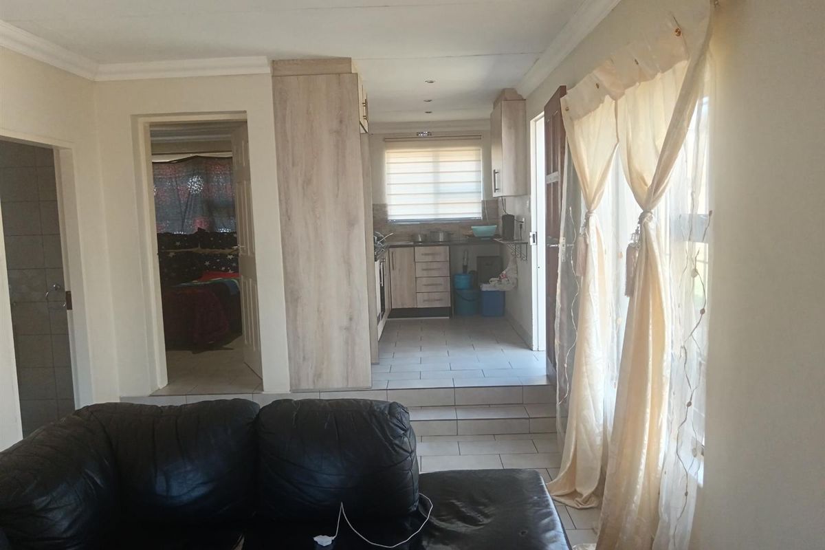 House For Sale in Strubensvallei, Roodepoort - Photo 4