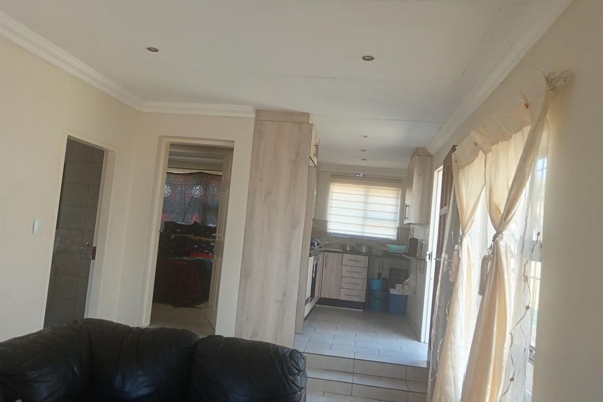 House For Sale in Strubensvallei, Roodepoort - Photo 5