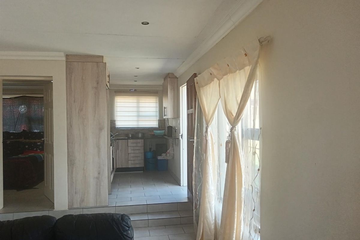 House For Sale in Strubensvallei, Roodepoort - Photo 3