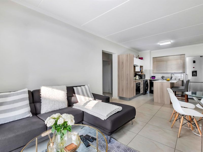 Two Bedroom Ground Floor Apartment - Photo 3