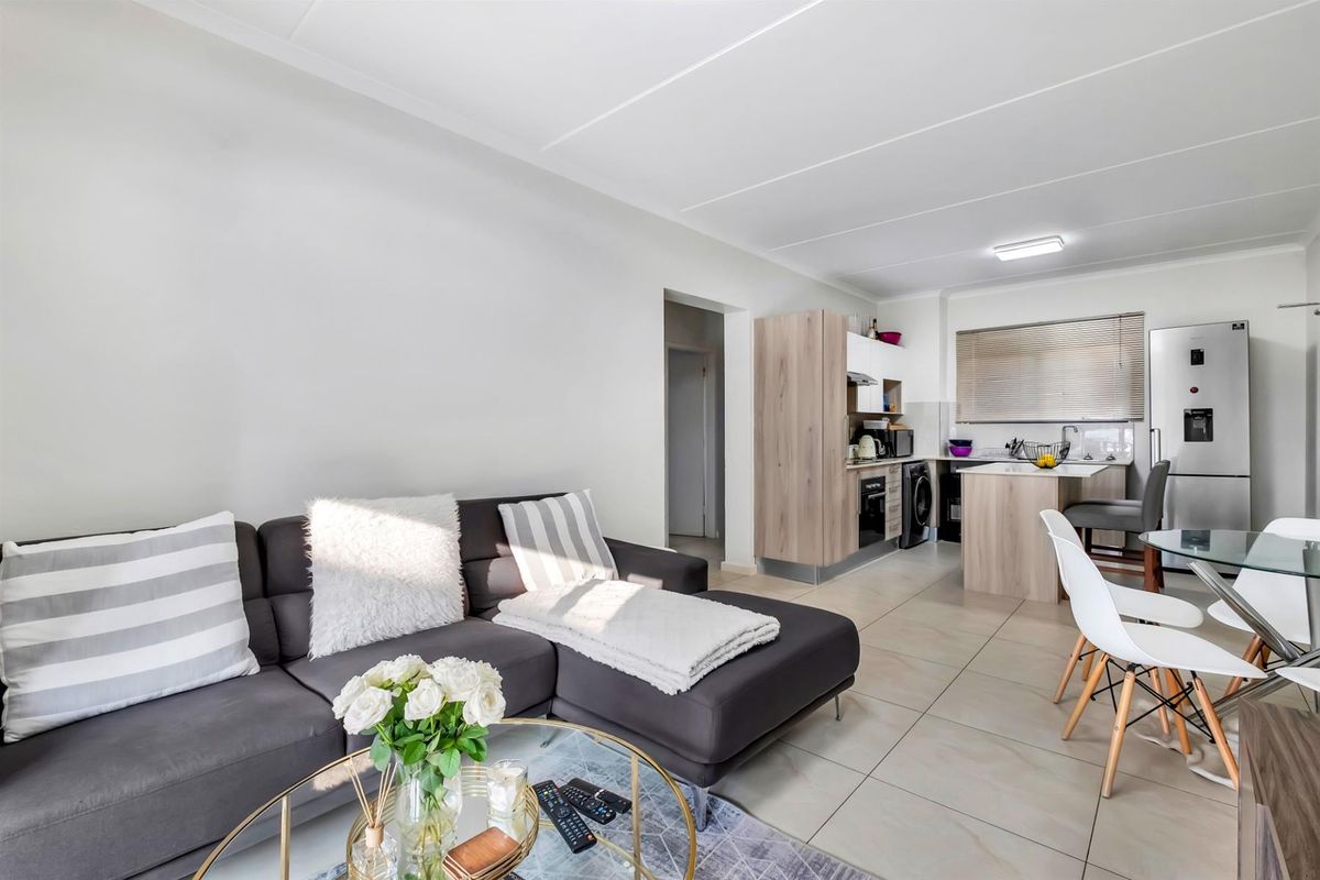 Two Bedroom Ground Floor Apartment - Photo 3