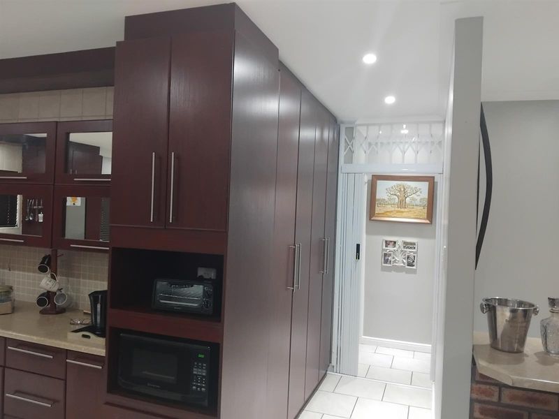 House For Sale in Vanes Estate, Uitenhage - Photo 4