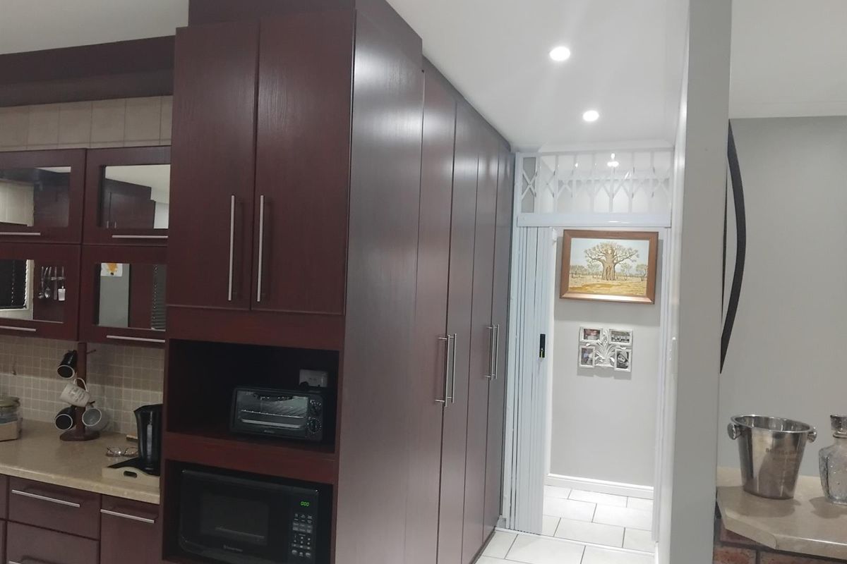 House For Sale in Vanes Estate, Uitenhage - Photo 4