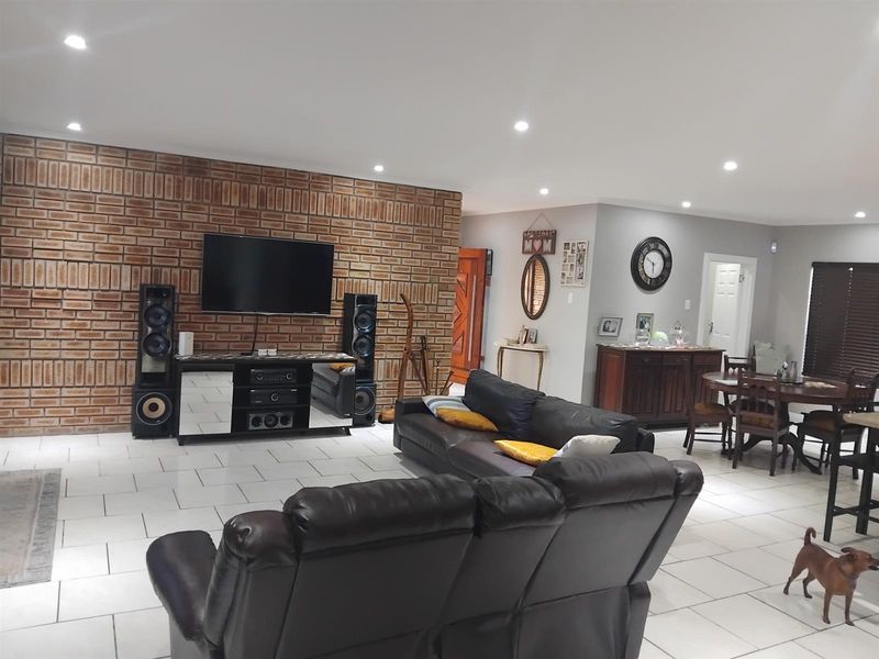 House For Sale in Vanes Estate, Uitenhage - Photo 2