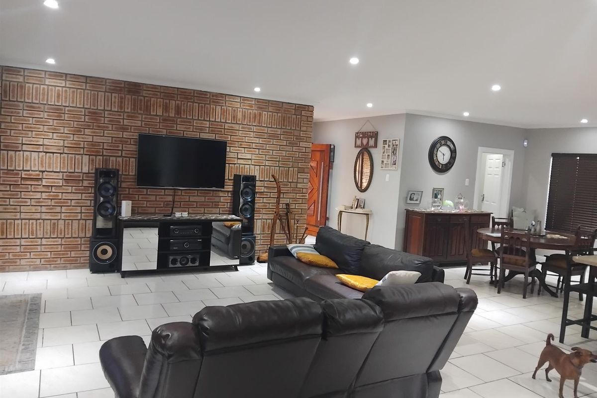 House For Sale in Vanes Estate, Uitenhage - Photo 2