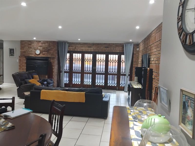 House For Sale in Vanes Estate, Uitenhage - Photo 3