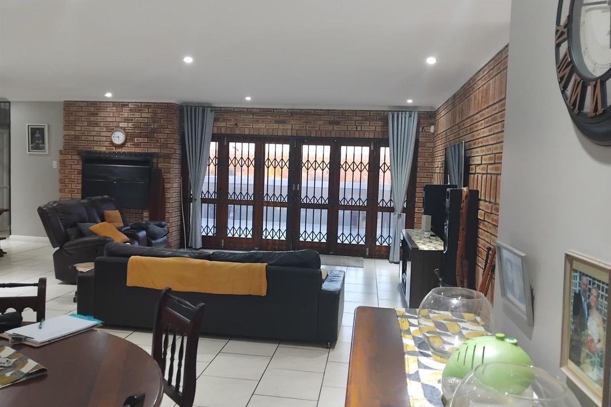 House For Sale in Vanes Estate, Uitenhage - Photo 3