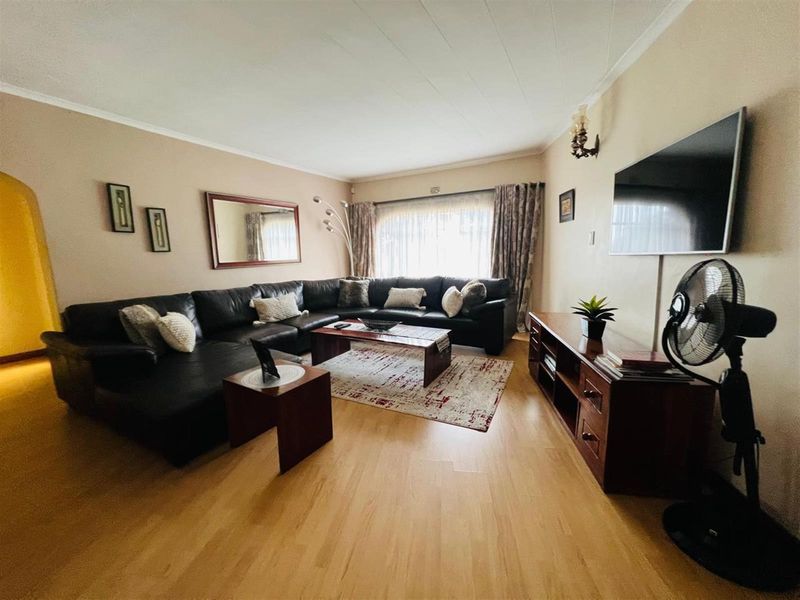 4-Bedroom House For Sale in Flora Gardens, Vanderbijlpark - Photo 8