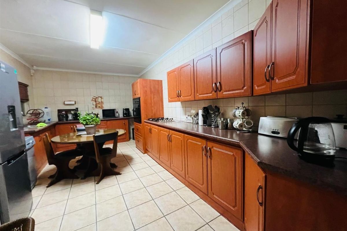 4-Bedroom House For Sale in Flora Gardens, Vanderbijlpark - Photo 5