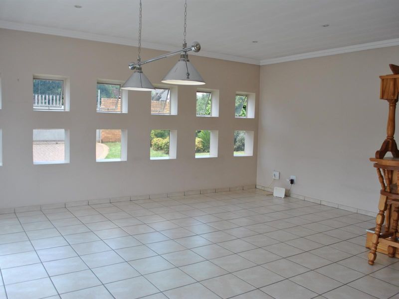 Reduced - Beautiful House To Rent in Sunward Park, Boksburg - Photo 2