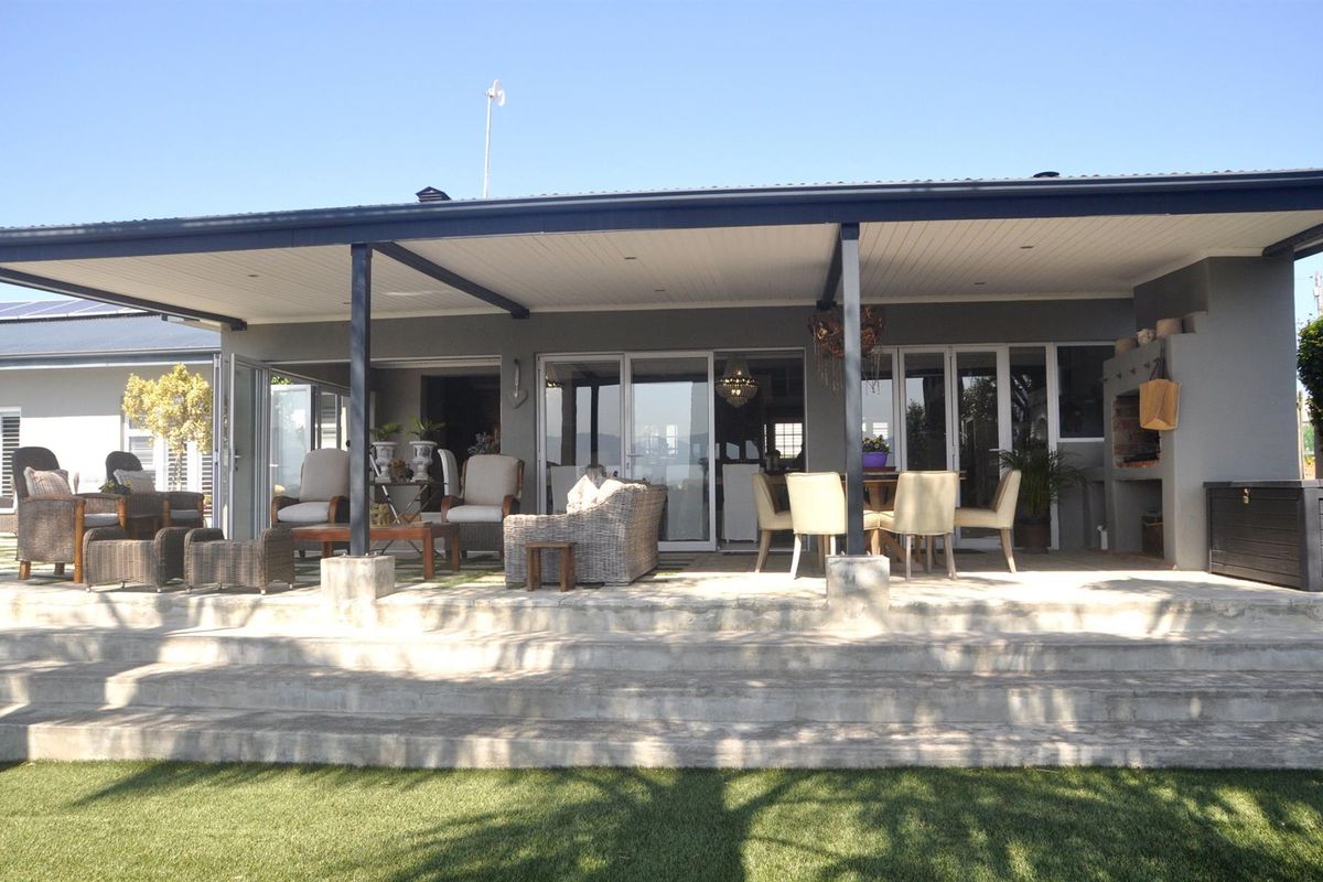 6 Bedroom House For Sale in Groot Brakrivier Central, Groot Brakrivier - Photo 3