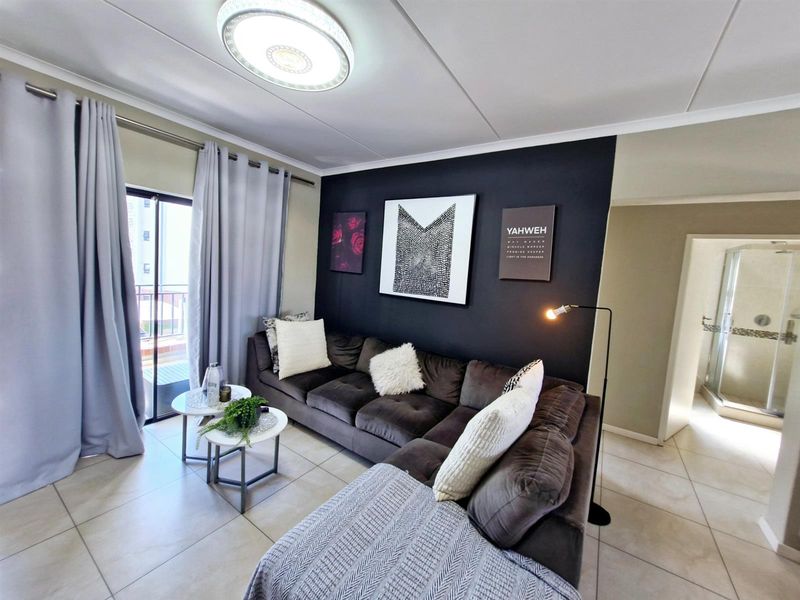 Stylish, Luxurious apartment ready to move in and enjoy - Photo 7