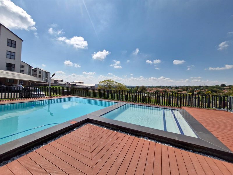 Stylish, Luxurious apartment ready to move in and enjoy - Photo 9