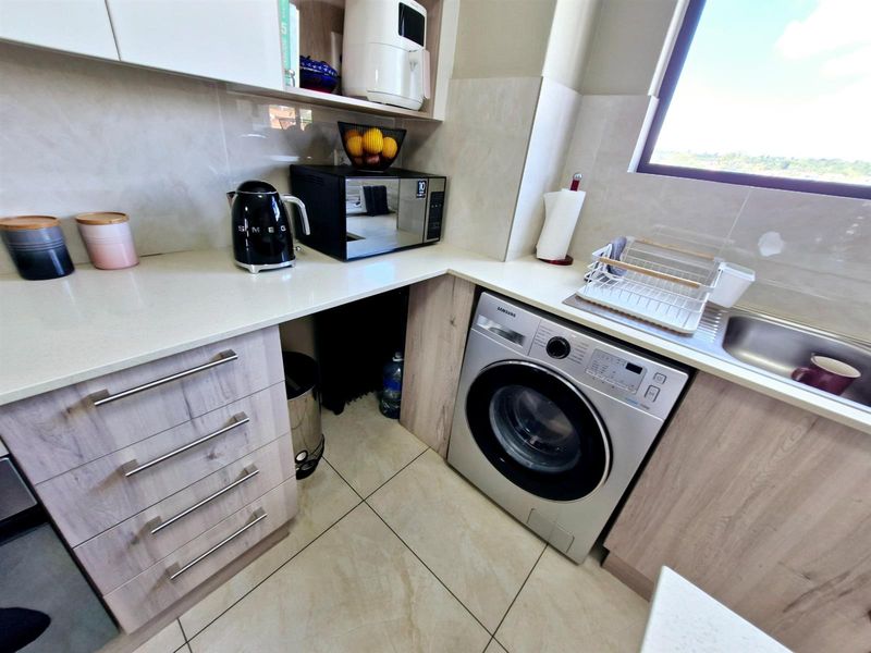 Stylish, Luxurious apartment ready to move in and enjoy - Photo 6