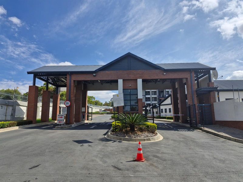 Stylish, Luxurious apartment ready to move in and enjoy - Photo 3