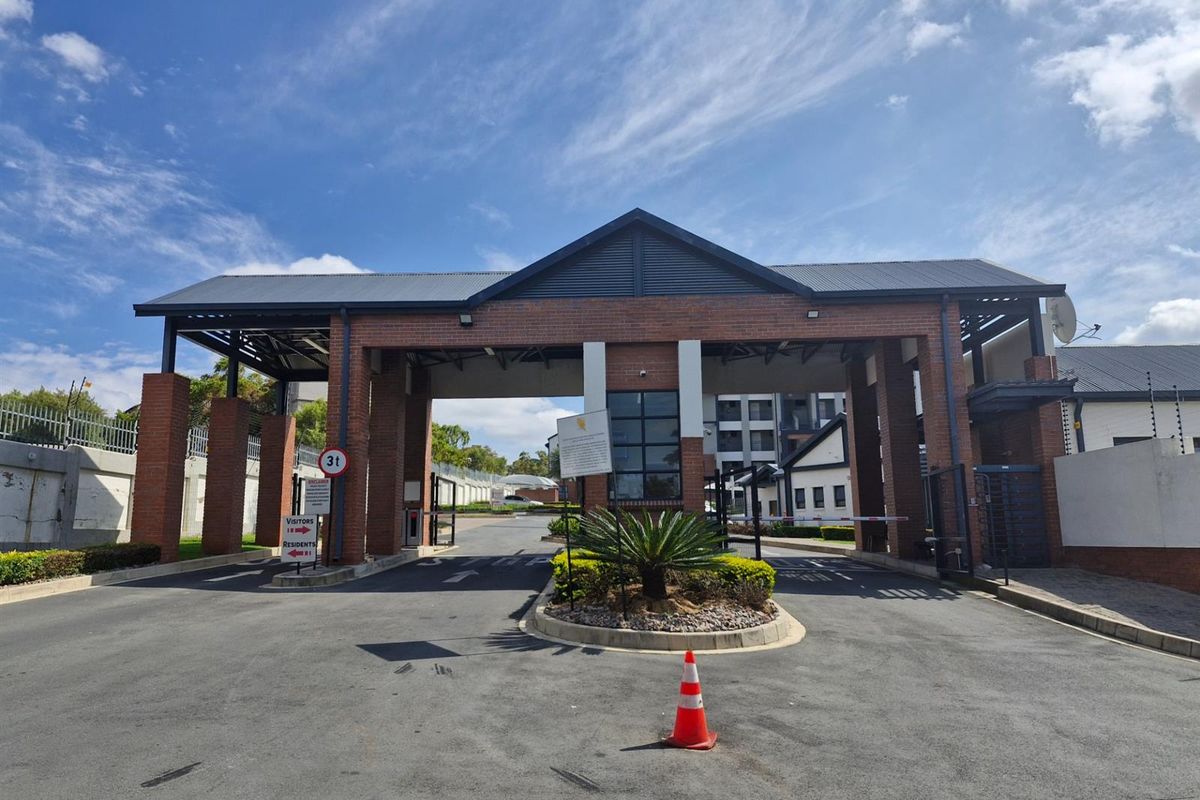 Stylish, Luxurious apartment ready to move in and enjoy - Photo 3