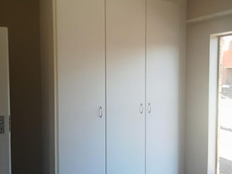 2 Bedroom Apartment in Weltevreden Park, Roodepoort - Photo 10