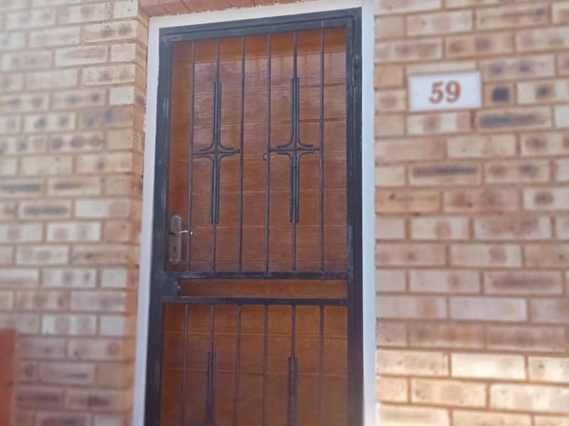 2 Bedroom Apartment in Weltevreden Park, Roodepoort - Photo 9
