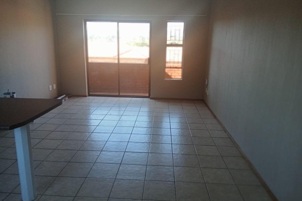2 Bedroom Apartment in Weltevreden Park, Roodepoort - Photo 4