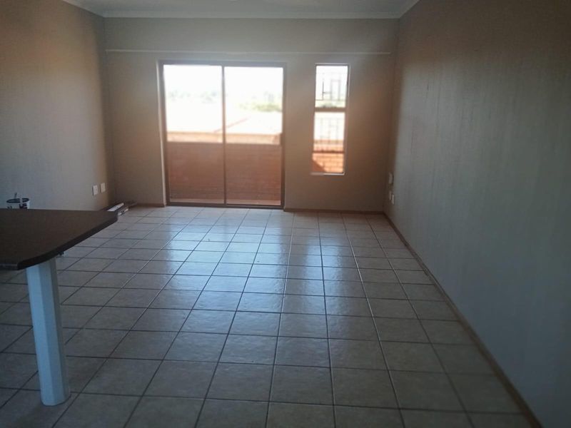 2 Bedroom Apartment in Weltevreden Park, Roodepoort - Photo 4