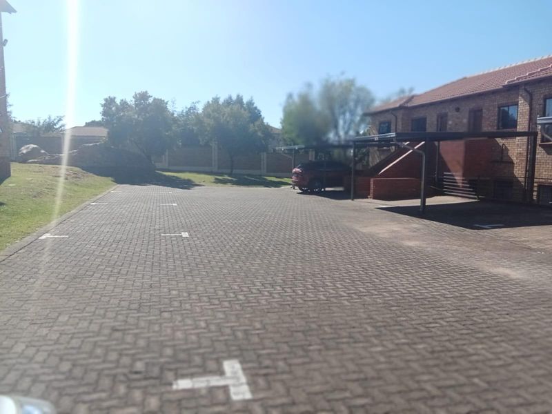 2 Bedroom Apartment in Weltevreden Park, Roodepoort - Photo 2