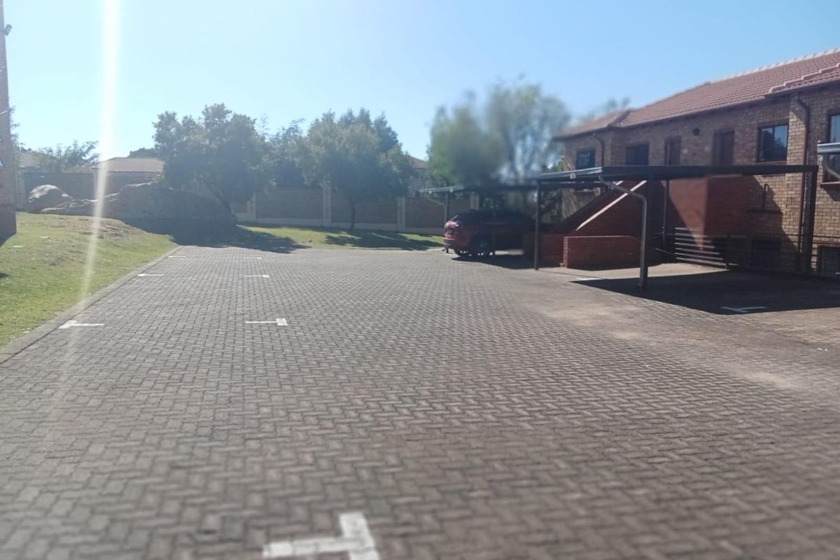 2 Bedroom Apartment in Weltevreden Park, Roodepoort - Photo 2