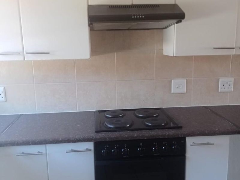 2 Bedroom Apartment in Weltevreden Park, Roodepoort - Photo 8