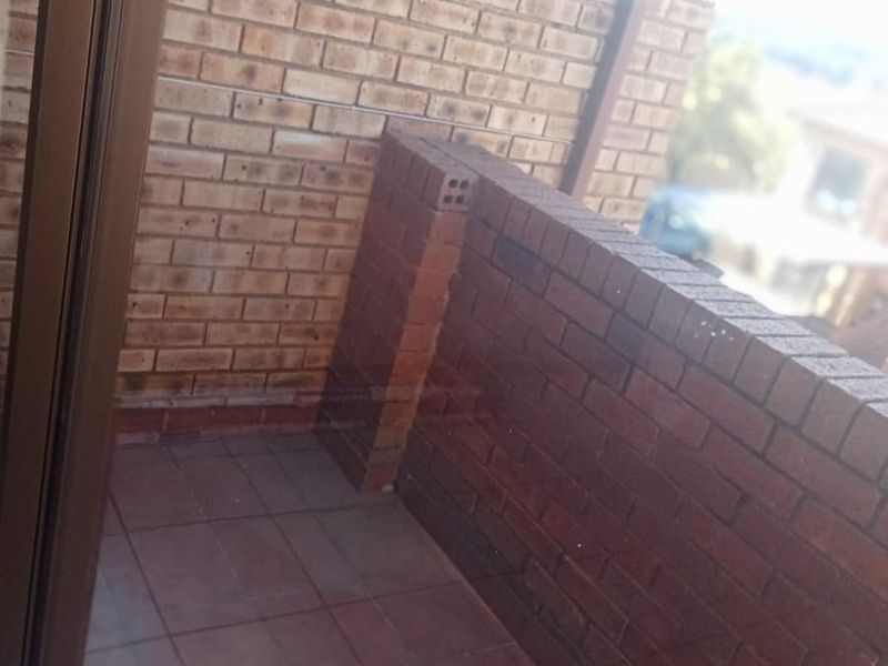 2 Bedroom Apartment in Weltevreden Park, Roodepoort - Photo 7