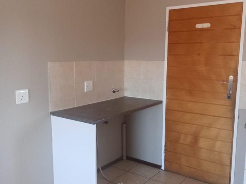 2 Bedroom Apartment in Weltevreden Park, Roodepoort - Photo 3