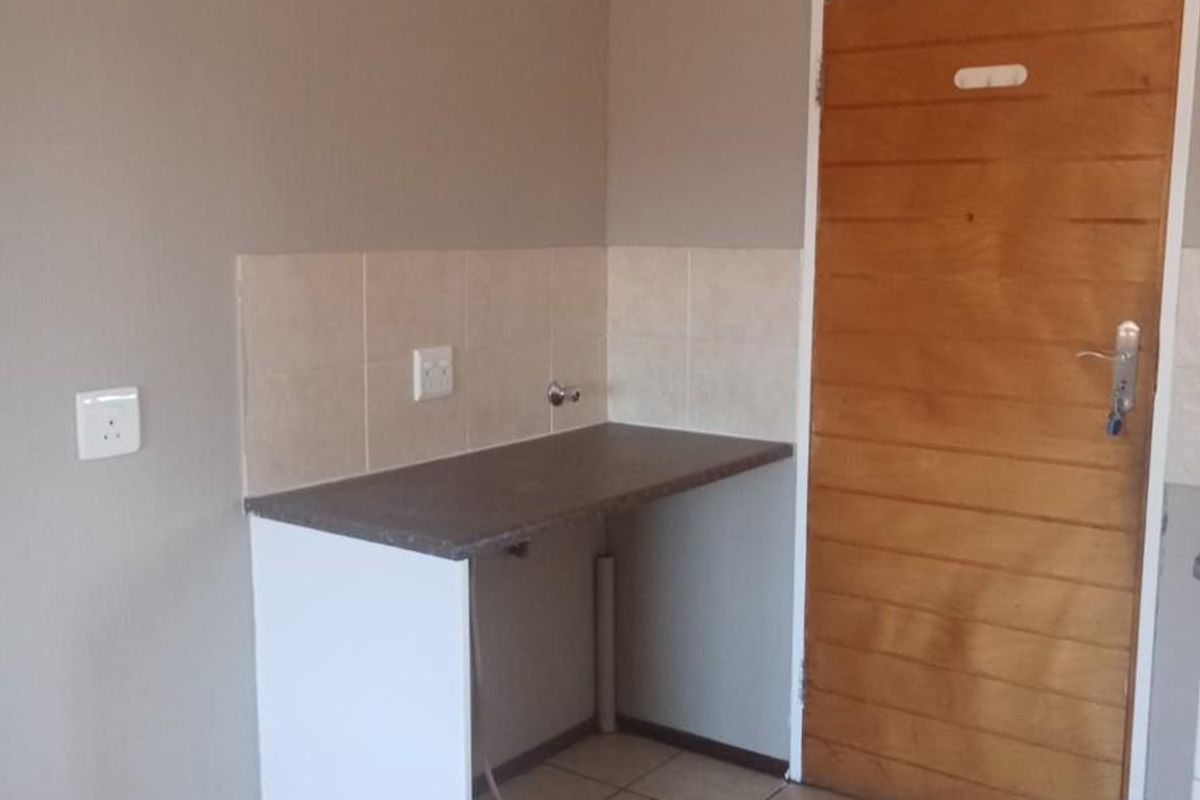 2 Bedroom Apartment in Weltevreden Park, Roodepoort - Photo 3