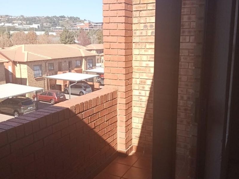 2 Bedroom Apartment in Weltevreden Park, Roodepoort - Photo 5