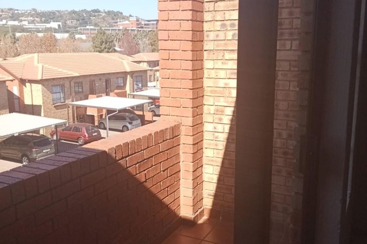 2 Bedroom Apartment in Weltevreden Park, Roodepoort - Photo 5