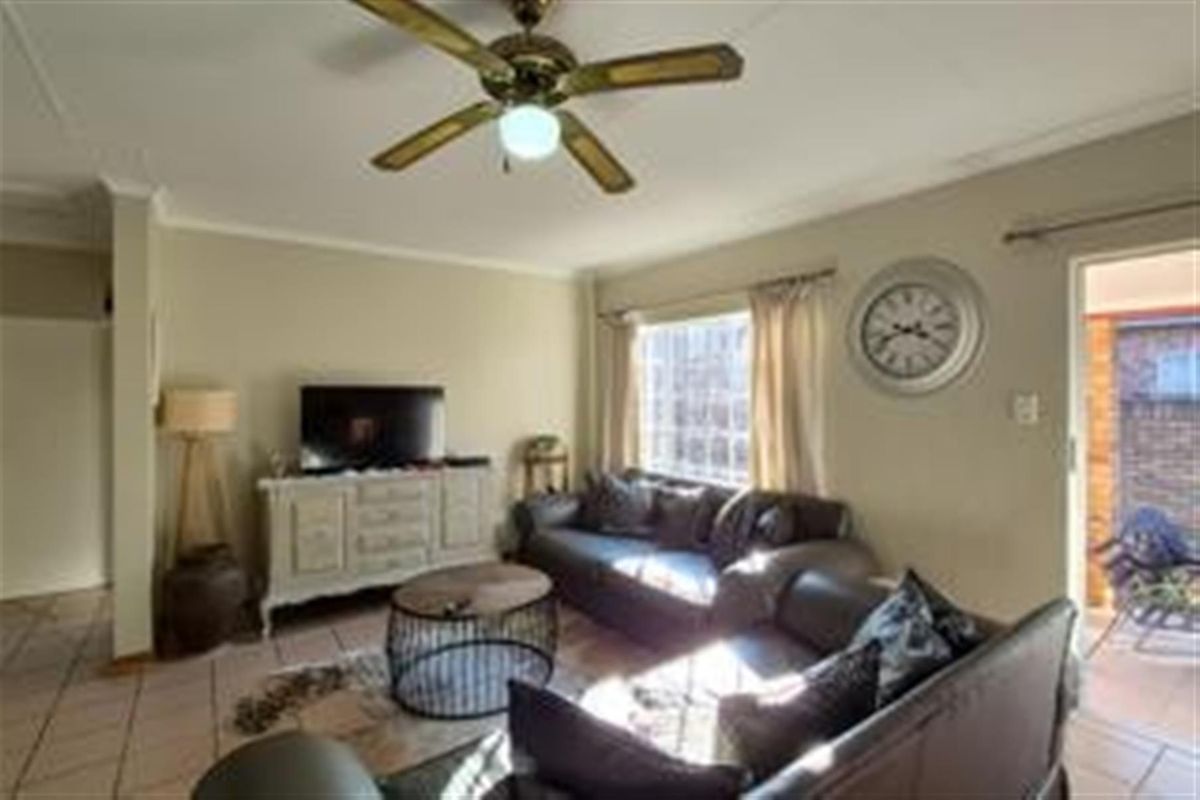 Townhouse Living in Sought-After Aviary Hill - Photo 2