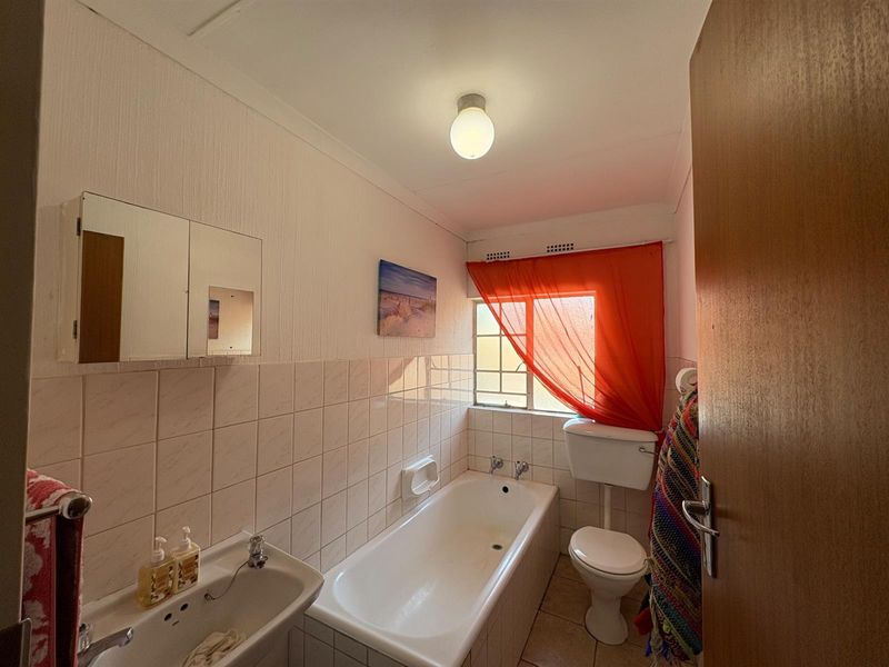 Townhouse For Sale in Horizon View, Roodepoort - Photo 10