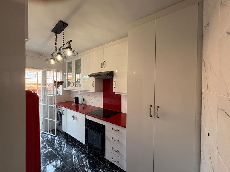 Townhouse For Sale in Horizon View, Roodepoort - Photo 2