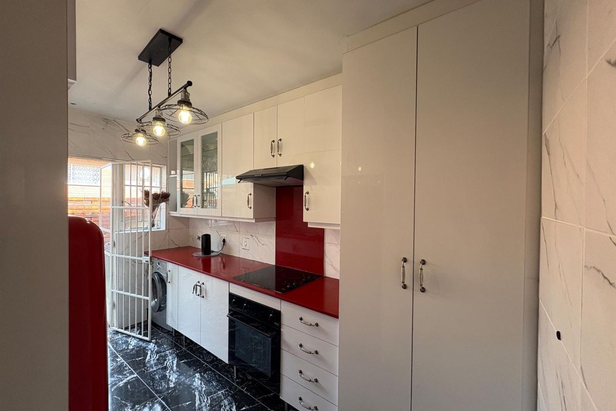 Townhouse For Sale in Horizon View, Roodepoort - Photo 2