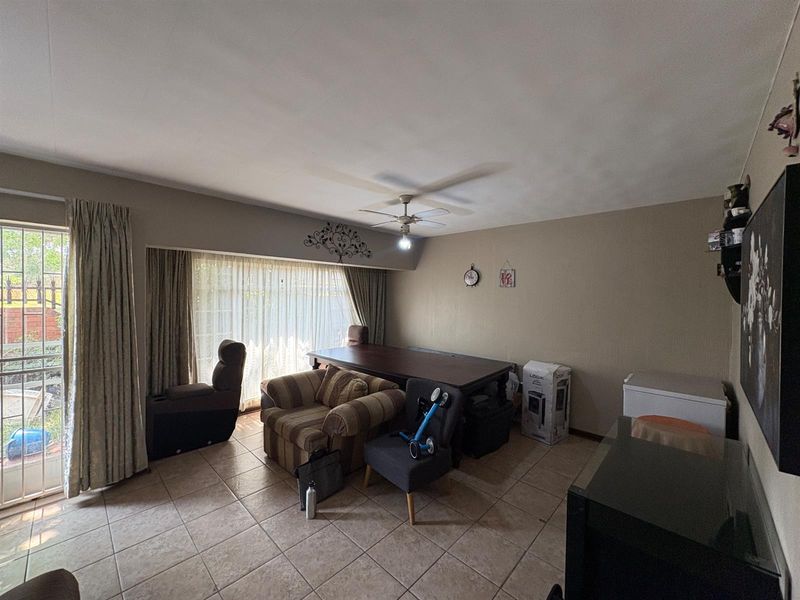 Townhouse For Sale in Horizon View, Roodepoort - Photo 4