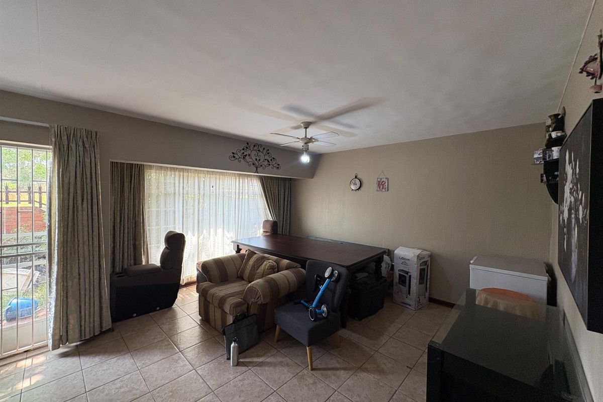 Townhouse For Sale in Horizon View, Roodepoort - Photo 4