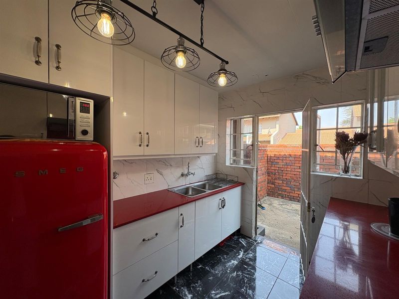 Townhouse For Sale in Horizon View, Roodepoort - Photo 3