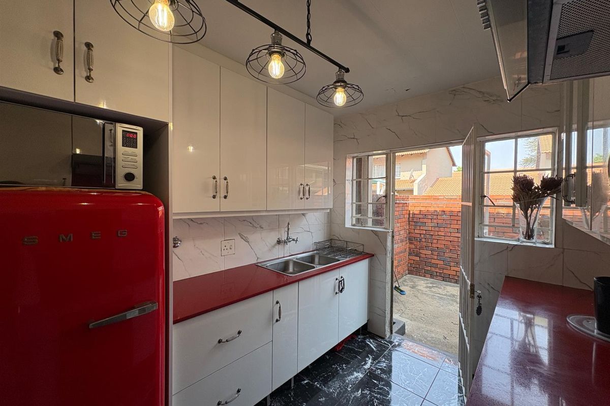 Townhouse For Sale in Horizon View, Roodepoort - Photo 3