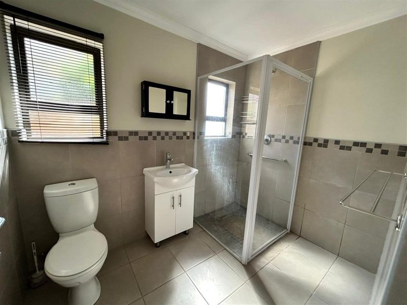 Charming One-Bedroom Home in Secure Waterside Country Estate - Crossways, East London - Photo 8
