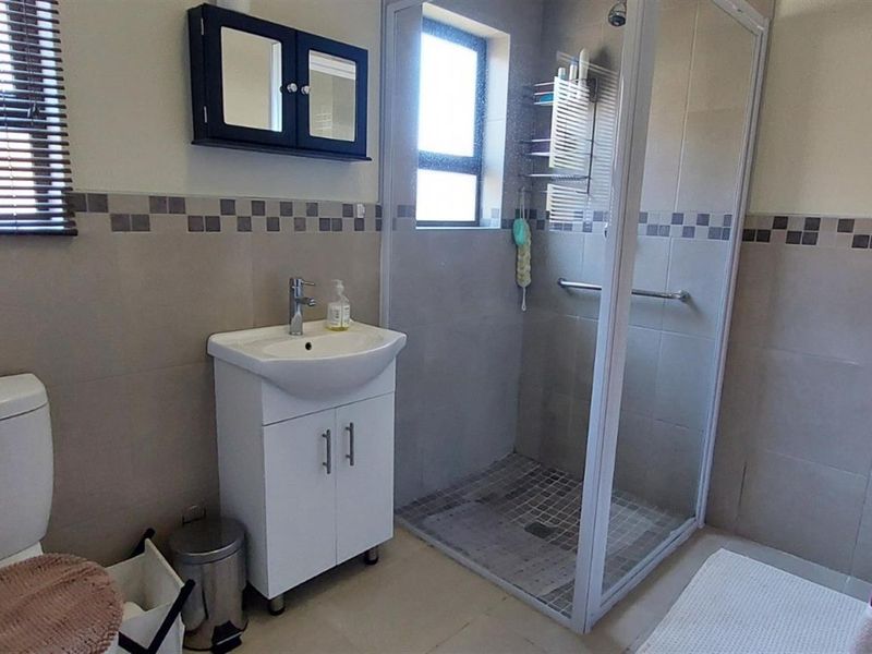 Charming One-Bedroom Home in Secure Waterside Country Estate - Crossways, East London - Photo 7