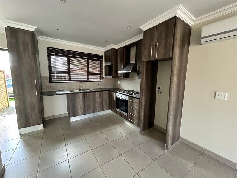 Charming One-Bedroom Home in Secure Waterside Country Estate - Crossways, East London - Photo 2