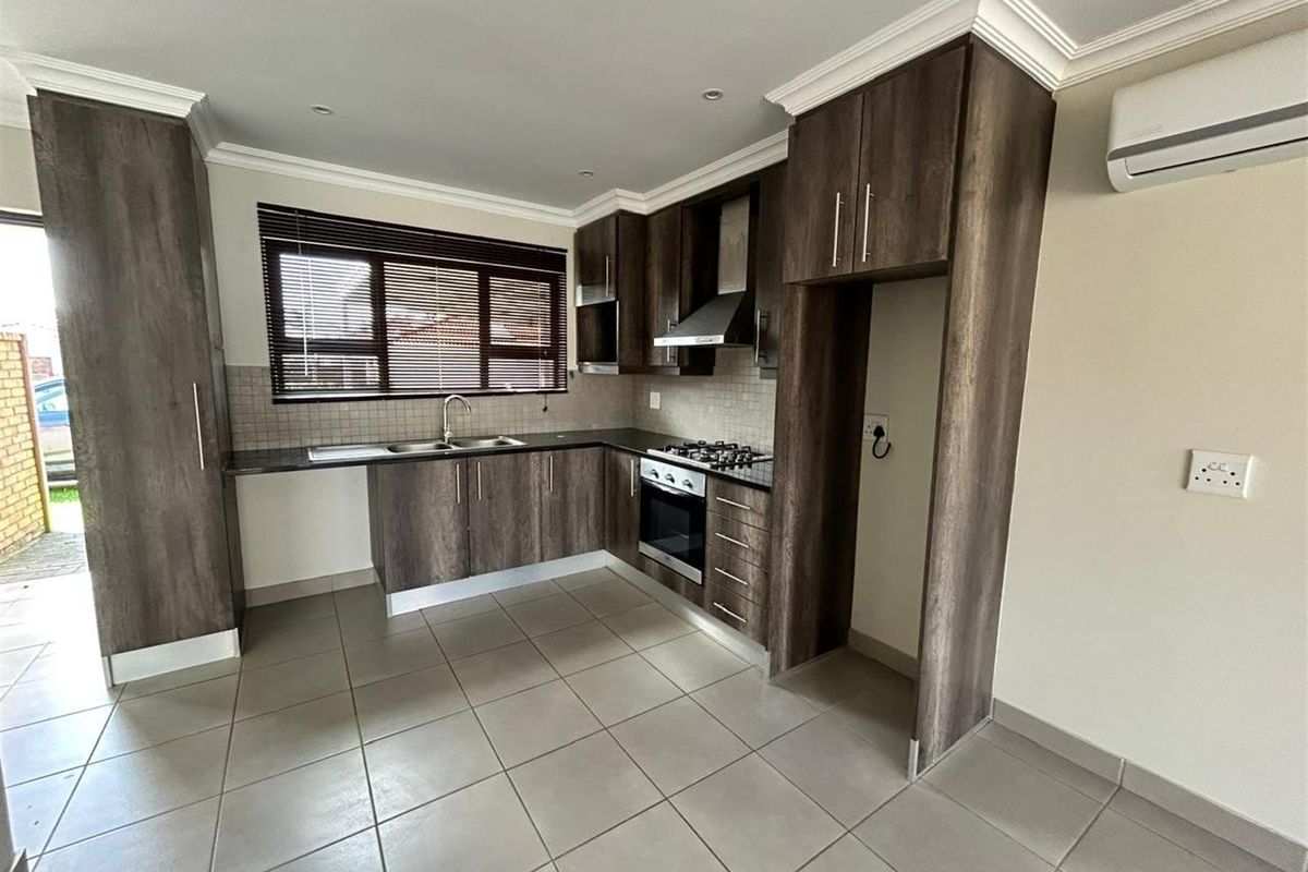 Charming One-Bedroom Home in Secure Waterside Country Estate - Crossways, East London - Photo 2