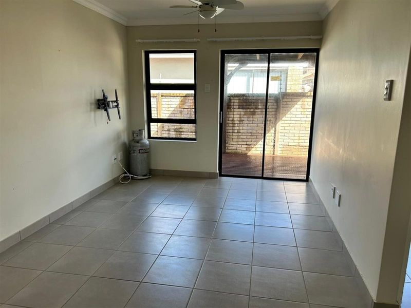 Charming One-Bedroom Home in Secure Waterside Country Estate - Crossways, East London - Photo 5